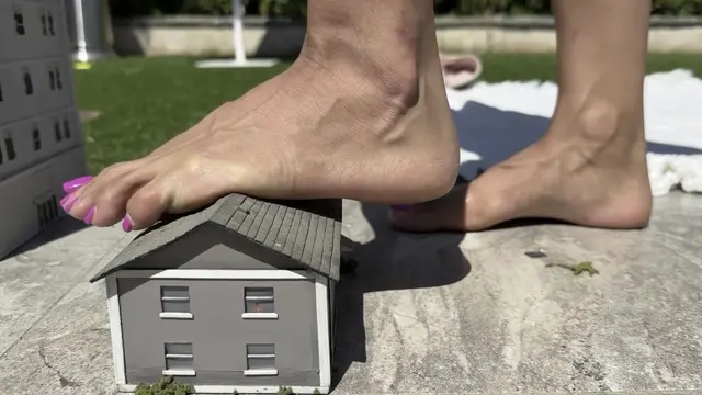 Poster: Giantess Ave – Giantess Roma Little Town Bash Giantess