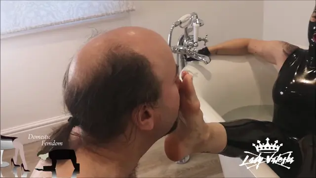 Poster: Lady Valeska – Bathtime worship in Latex