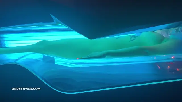 Poster: Lindsey Leigh – Tanning Salon Side Boob