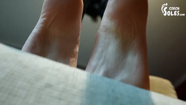 Poster: Giantess Amateur Feet Stomping